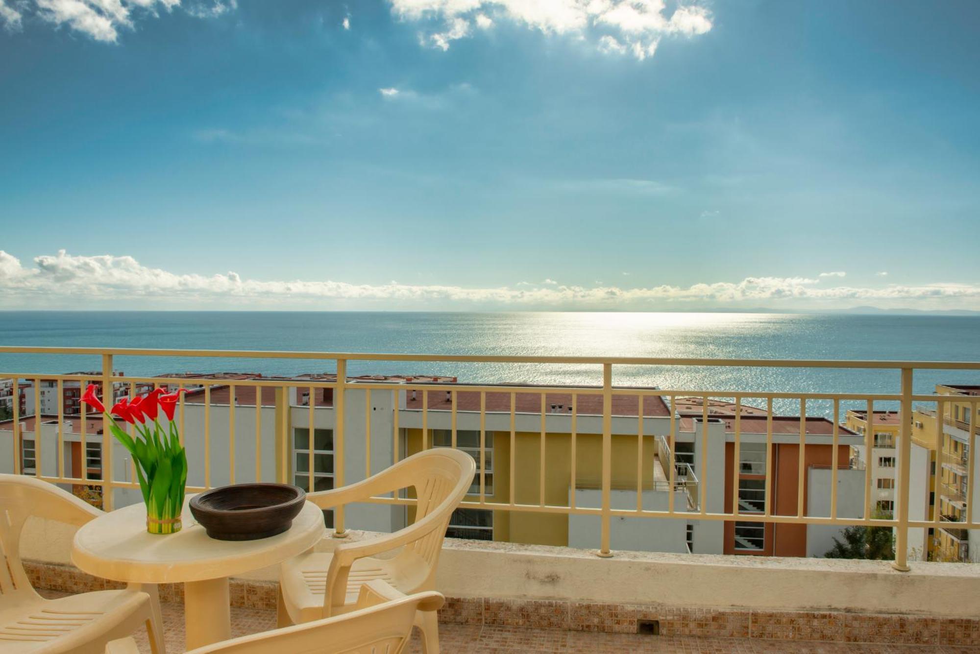 Crown And Imperial Apartments Sveti Vlas Esterno foto